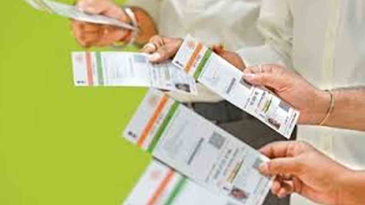 ఆధార్‌ కార్డ్‌ ఫార్మాట్‌ మార్చే యోచన లేదు