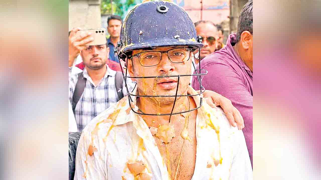 టీఎంసీ ఎంపీపై చెప్పులు, కోడిగుడ్లు
