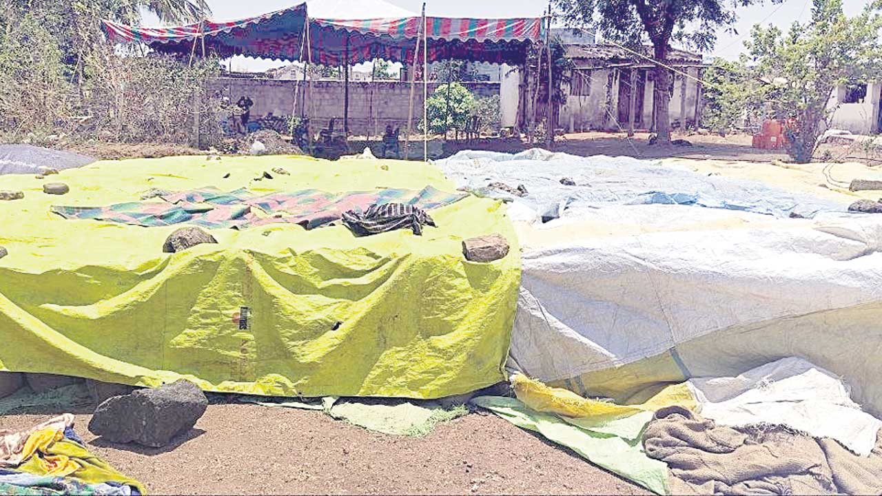 కేంద్రాల్లో ధాన్యం.. రైతన్నల దైన్యం