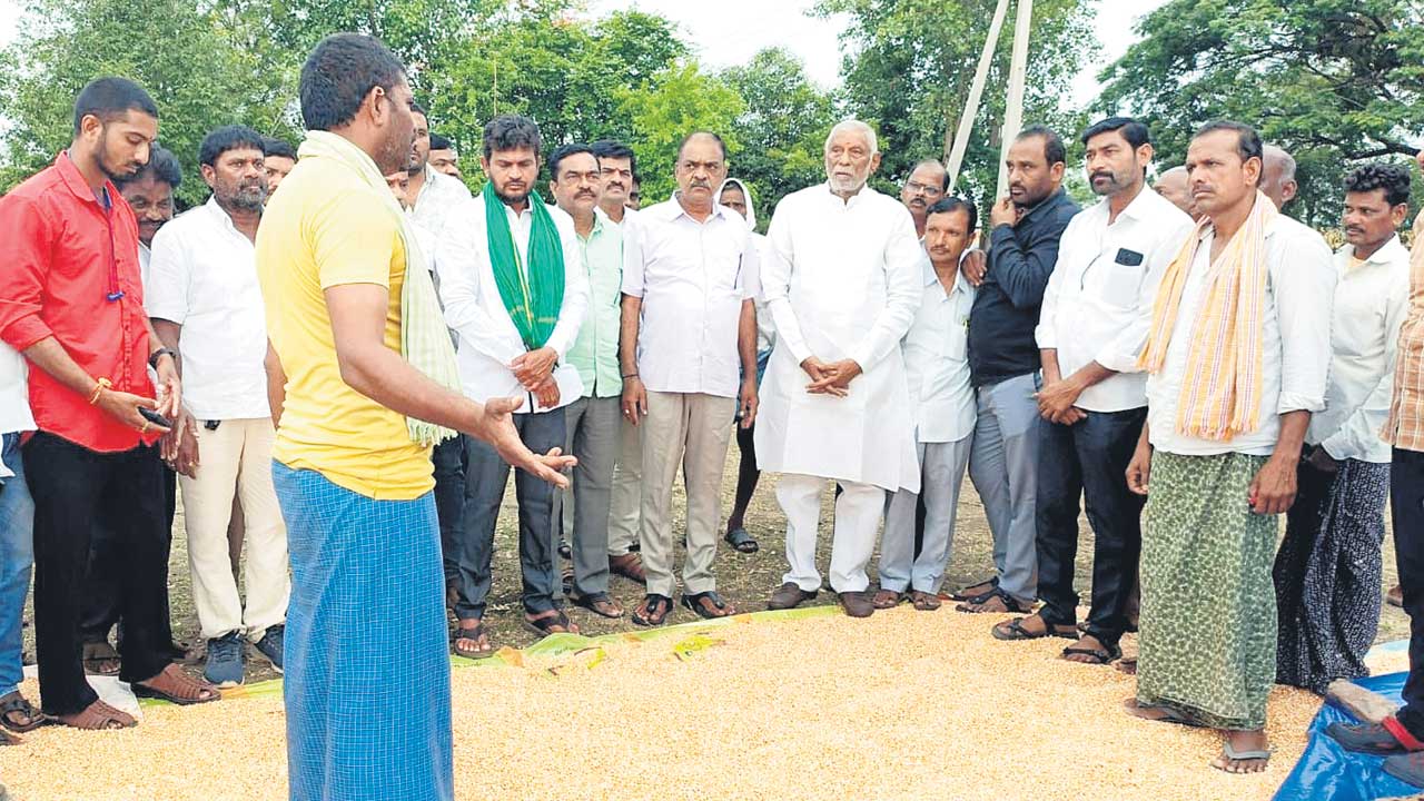 ప్రభుత్వ నిర్లక్ష్యంతోనే కొనుగోళ్లలో జాప్యం