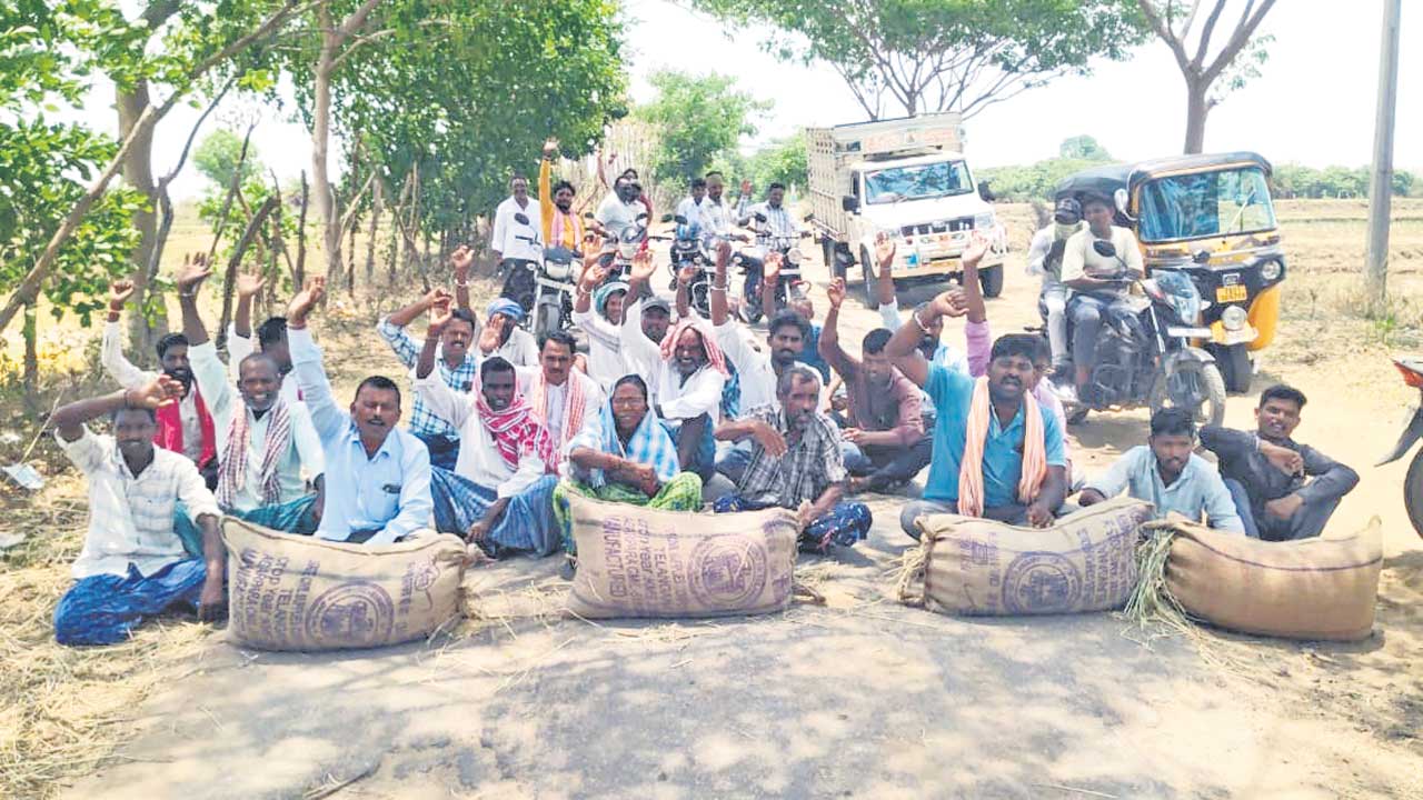 రోడ్డెక్కిన అన్నదాతలు