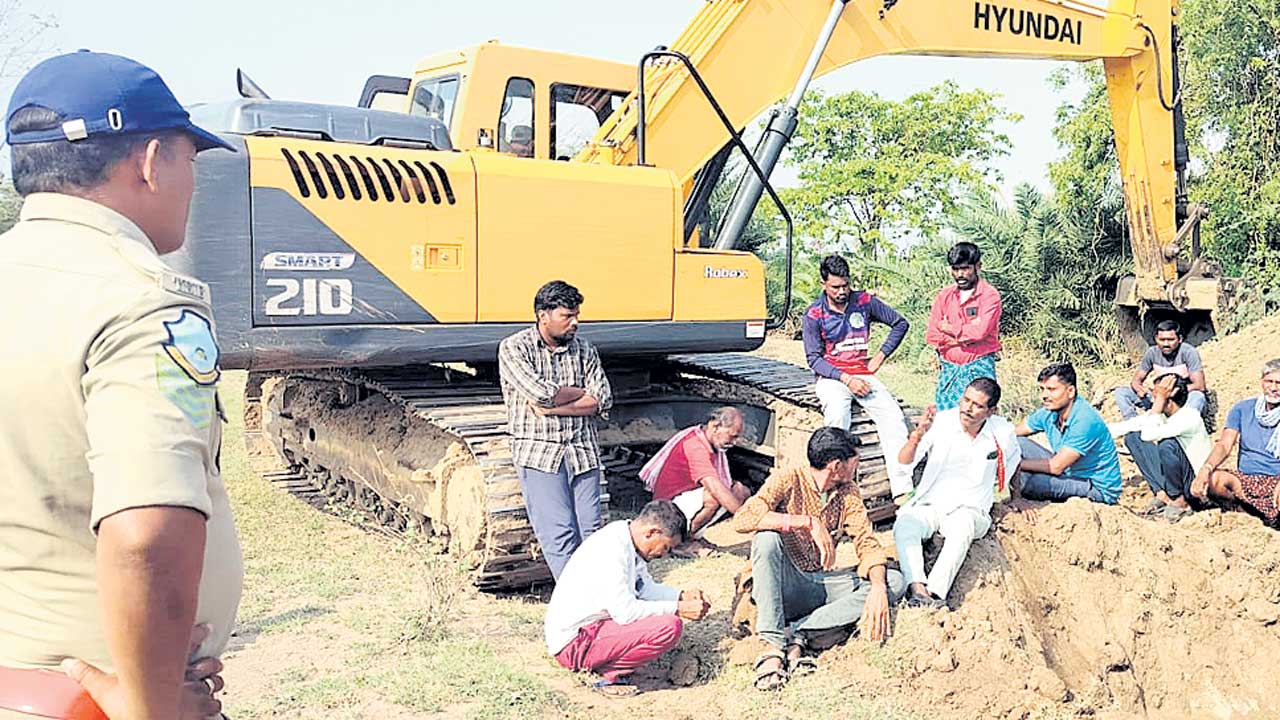 మా భూముల్లో ట్రెంచ్‌లు తవ్వొద్దు