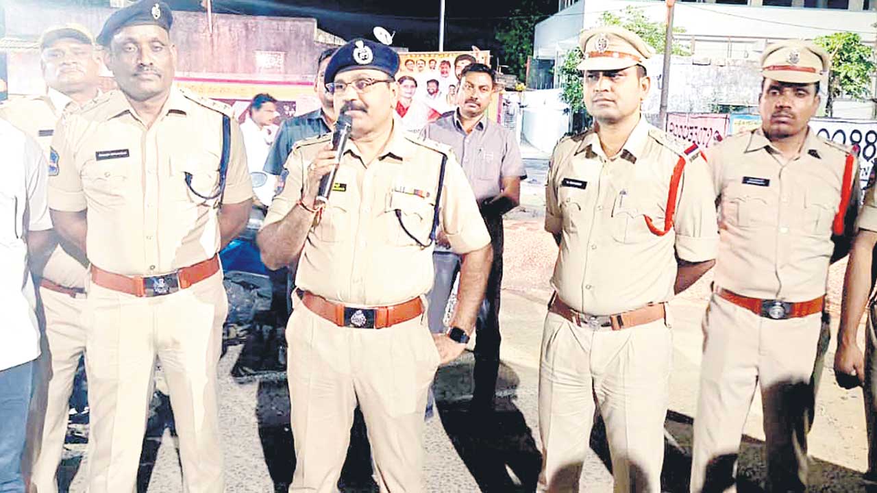 చట్టవ్యతిరేక కార్యకలాపాలకు పాల్పడితే కఠిన చర్యలు
