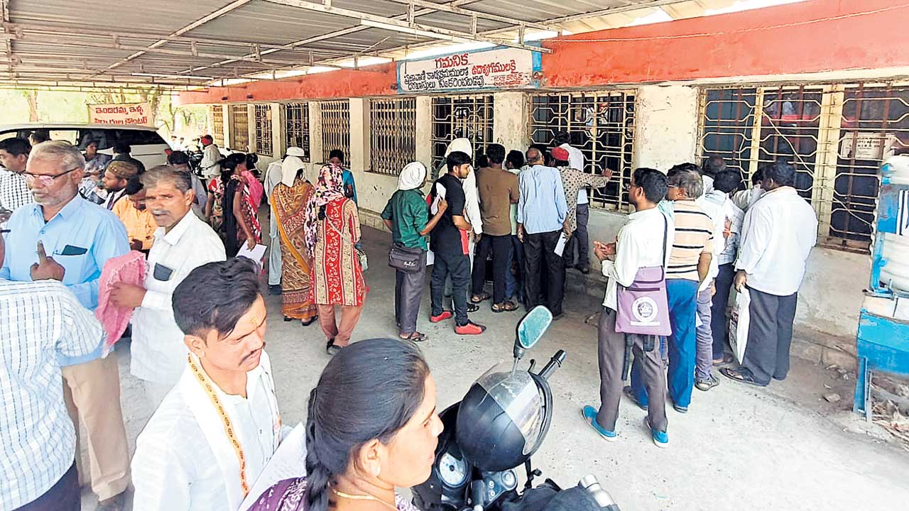 సమస్యలు పరిష్కరించండి సారూ..