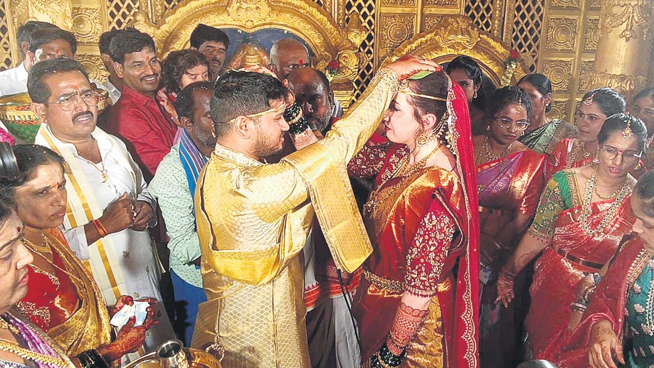 లండన్‌ అమ్మాయి.. ఆదిలాబాద్‌ అబ్బాయి