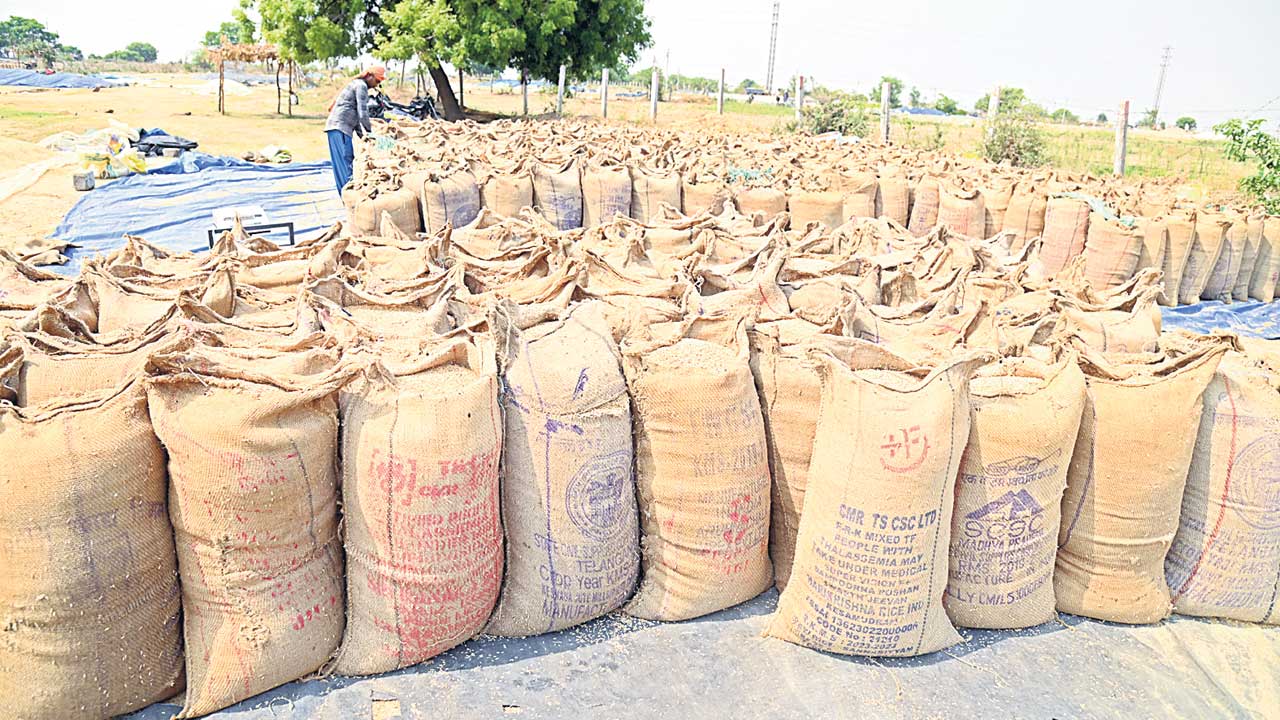 మంత్రివర్యా.. ధాన్యం తరలించలేరా!