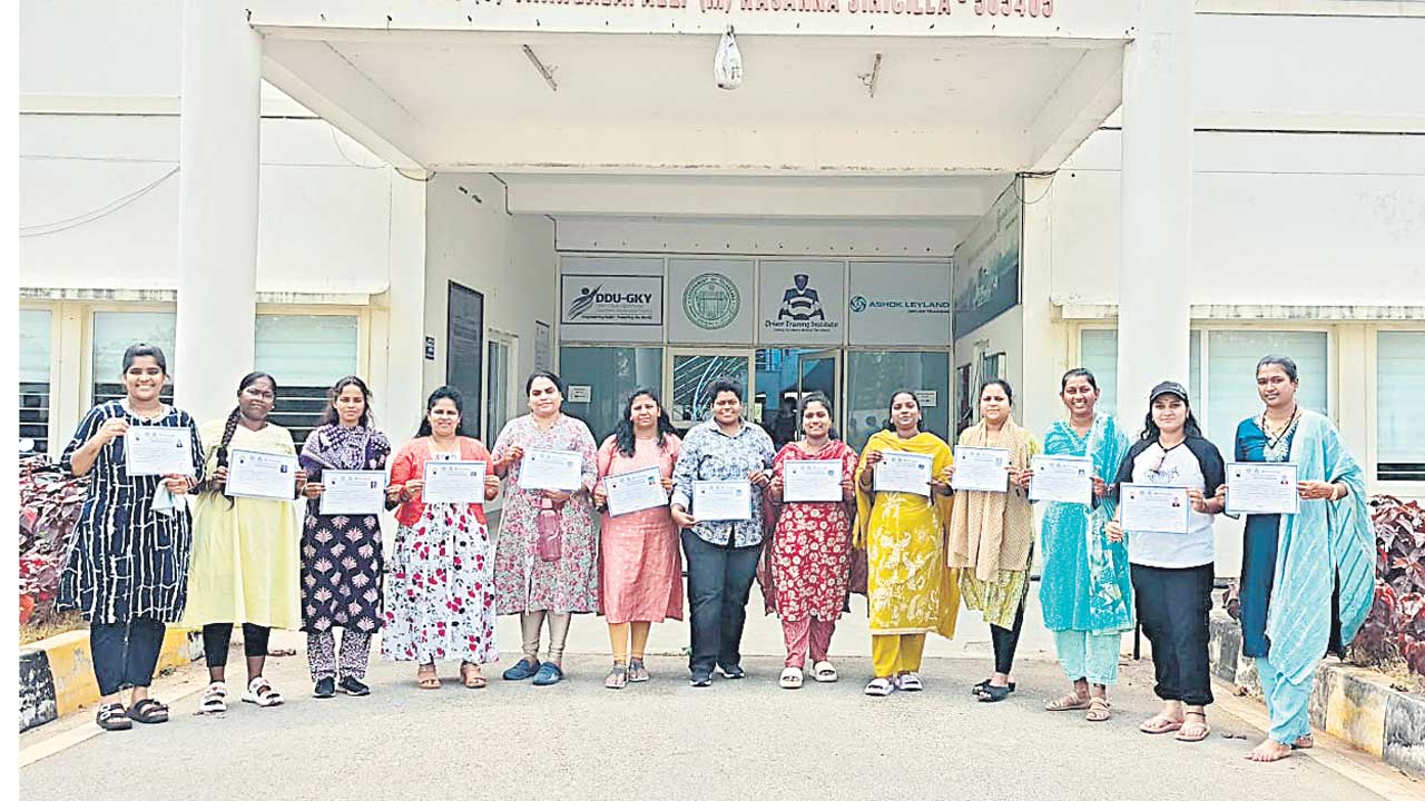 మహిళా డంపర్‌ ఆపరేటర్ల నియామకానికి సన్నద్ధం