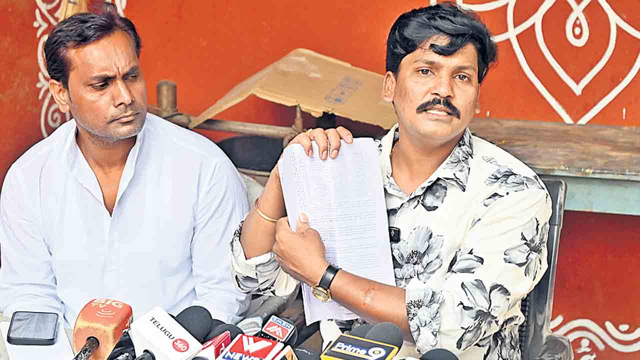 మైక్రో ఫైనాన్స్‌లో సింగర్‌ మంగ్లీ వాటాలు