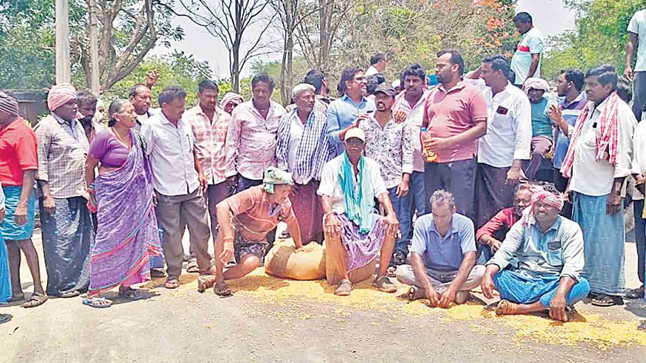 పంట ఉత్పత్తులు కొనాలి.. ఉమ్మడి ఖమ్మం జిల్లాల్లో నిరసనలు.. మధిరలో బీఆర్‌ఎస్‌, బీజేపీ ధర్నా