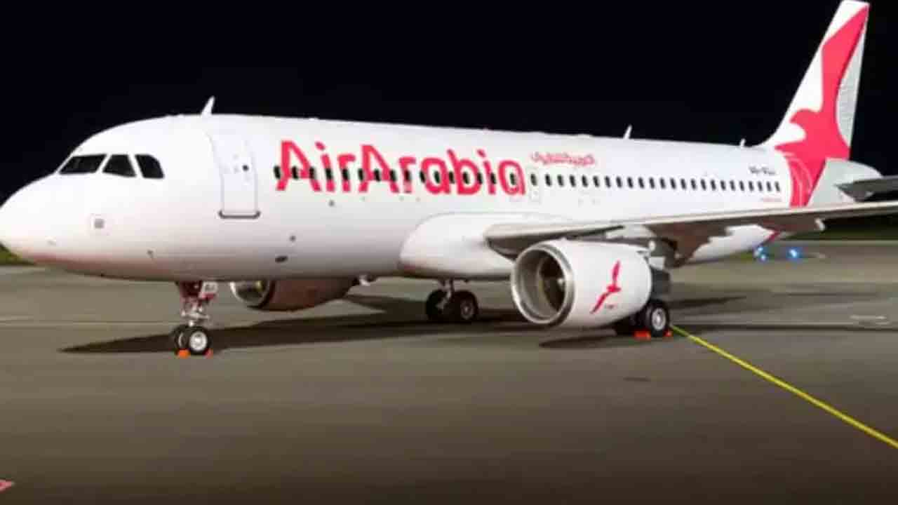 ఎమర్జెన్సీ డోర్‌ తెరచి.. కిందికి దూకేసి!