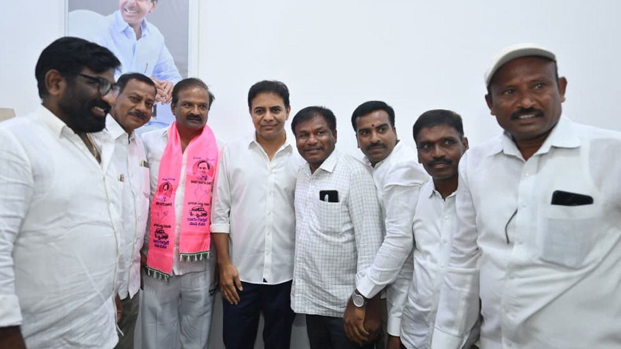 కేసీఆర్‌పై అభిమానం చాటుకున్న యువకుడికి అభినందన