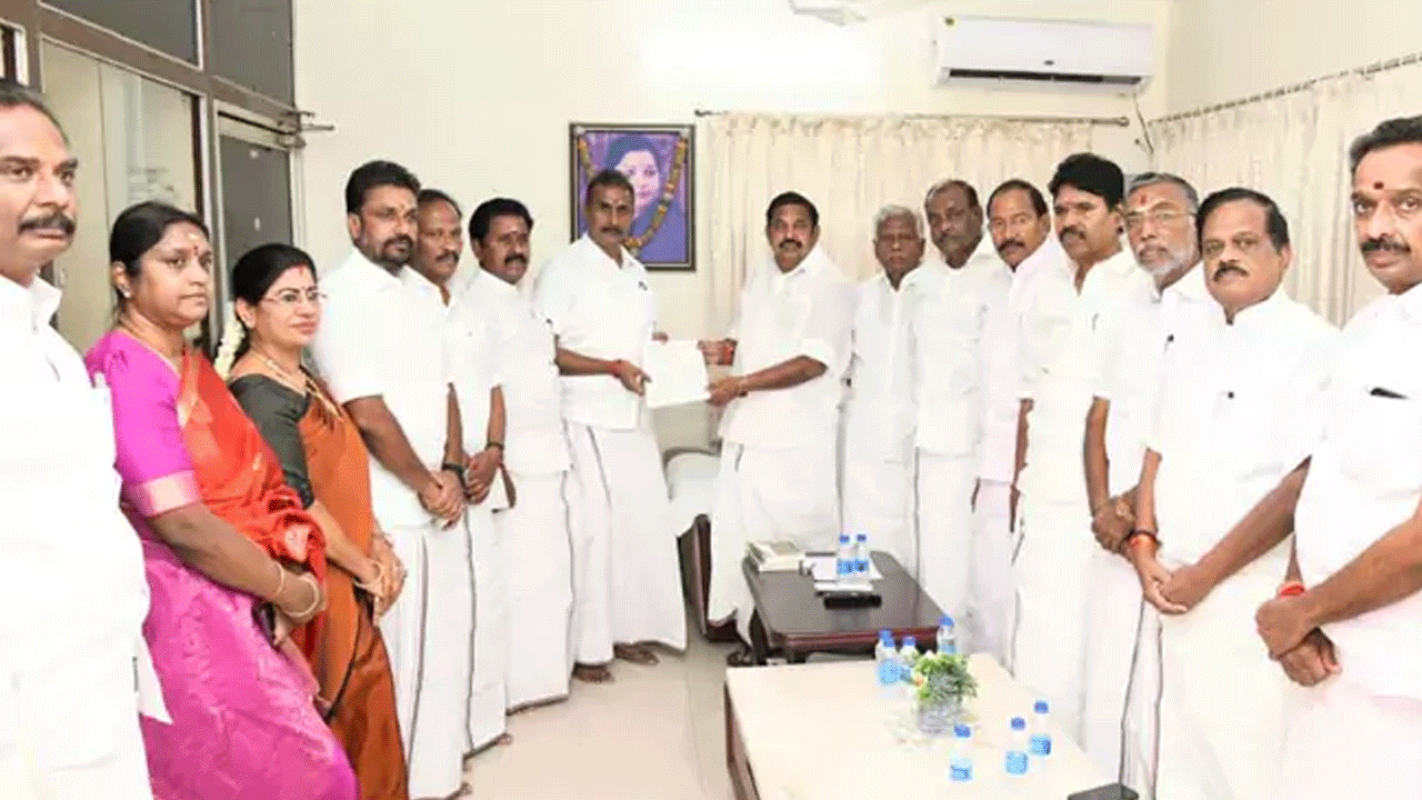 AIADMK | అన్నాడీఎంకేలో చీలిక లేదు.. మేమంతా ఒక్కటే.. పళనిస్వామిని కలిసిన తిరుగుబాటు ఎమ్మెల్యేలు