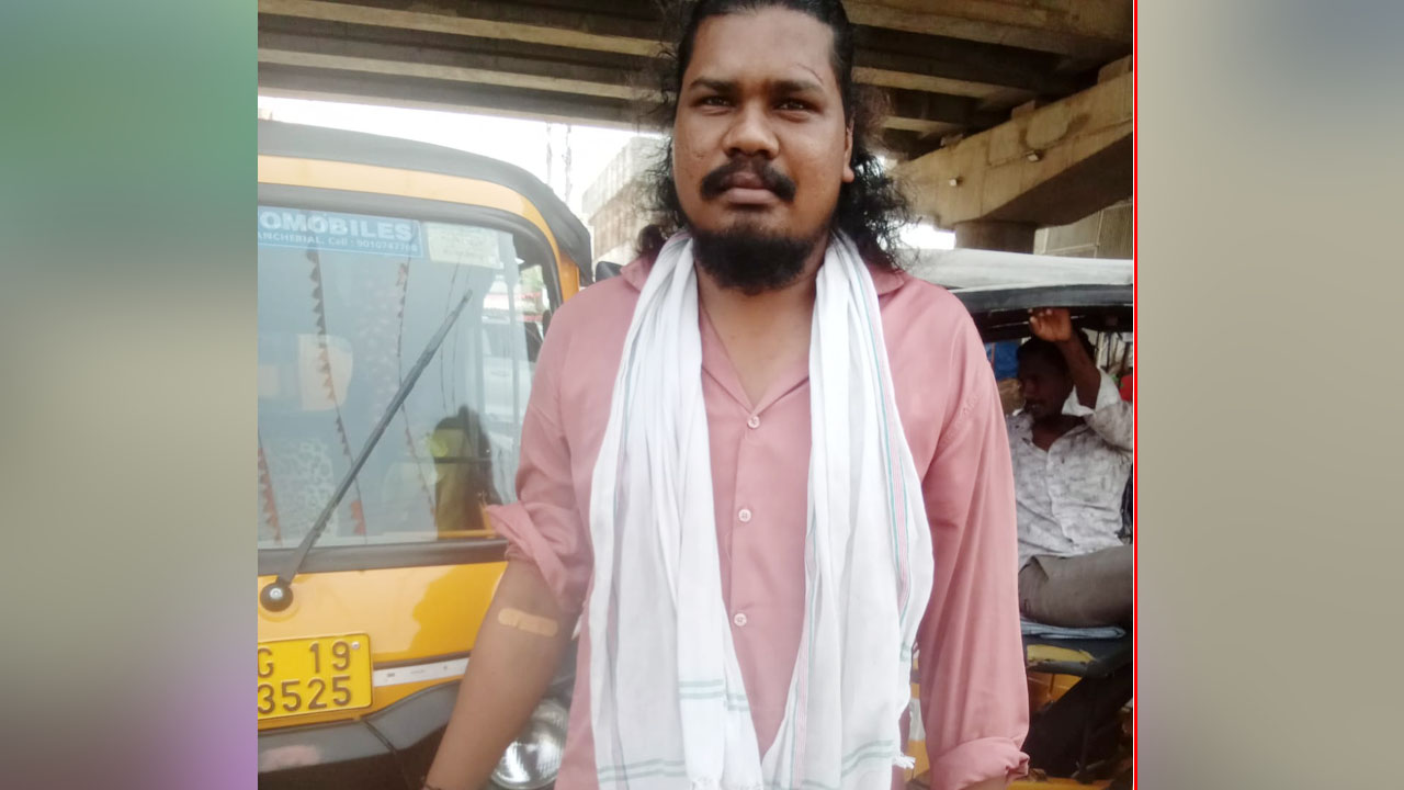 Humanity | గర్భిణికి రక్తదానం చేసి మానవత్వం చాటుకున్న ఆటో డ్రైవర్
