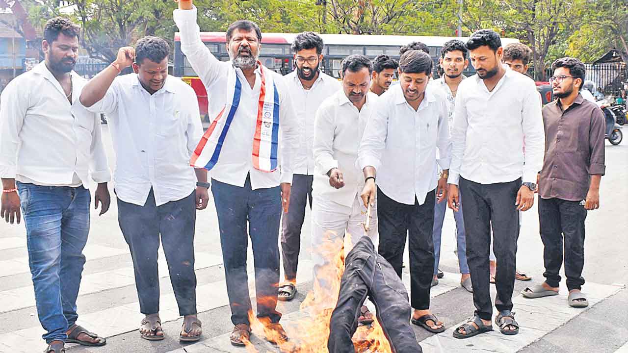 పొంగులేటీ.. శ్రీహరికి క్షమాపణ చెప్పు