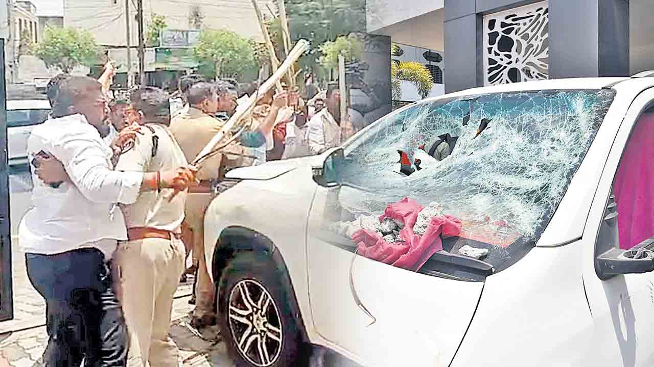 బండి గ్యాంగ్‌ గూండాగిరీ.. బీఆర్‌ఎస్‌ ఎమ్మెల్యేల క్యాంప్‌ కార్యాలయాలపై దాడి