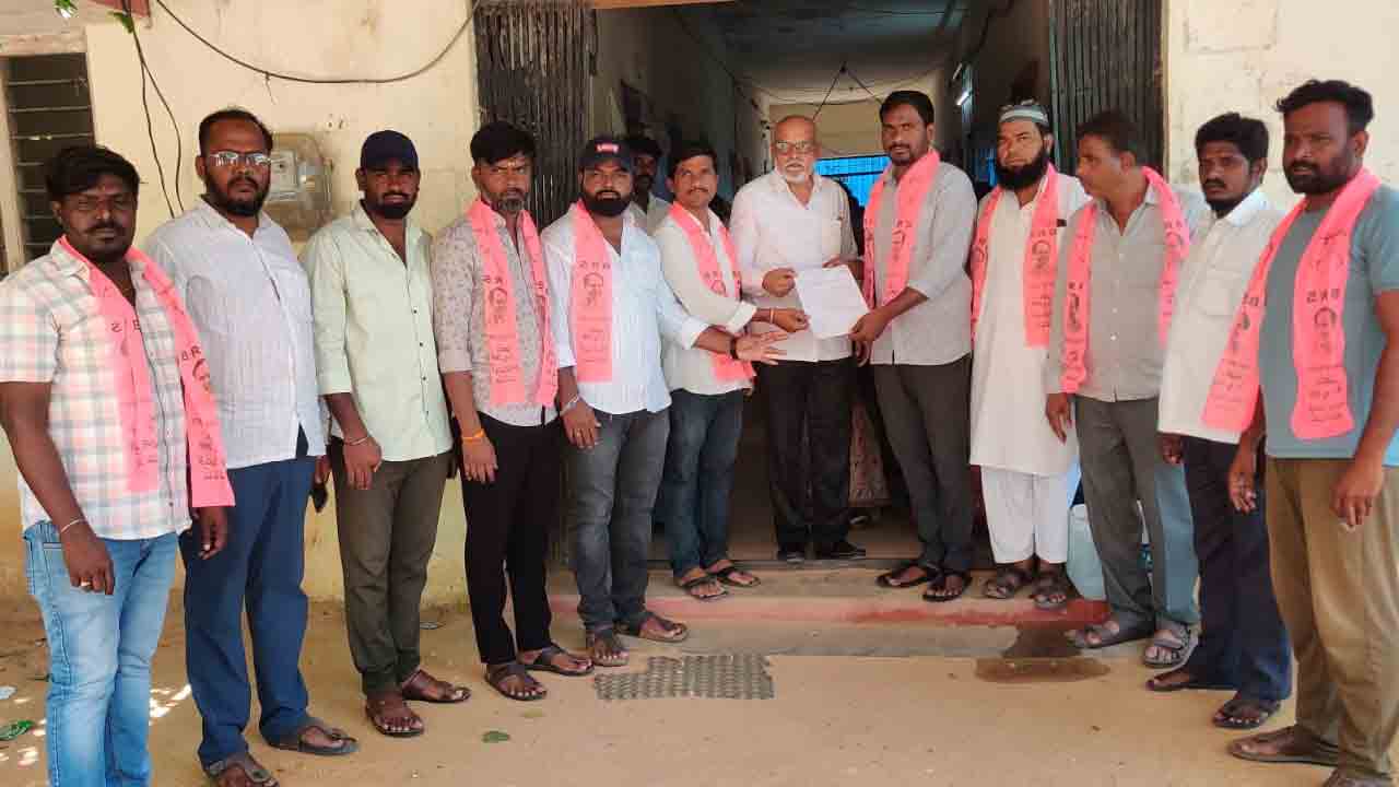 BRS Activists | నీటి కొరత ఏర్పడే ప్రమాదం.. సాగునీటి వృథాను అరికట్టాలని బీఆర్ఎస్ నాయకుల విజ్ఞప్తి