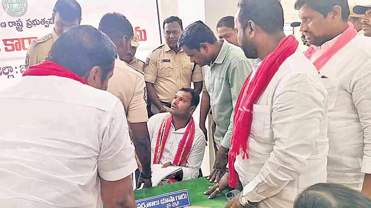 కాంగ్రెస్‌ కౌన్సిలర్ల దౌర్జన్యం!