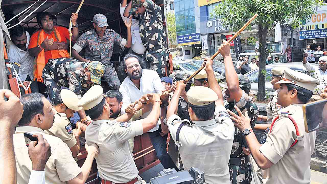 బీఆర్‌ఎస్‌ శ్రేణుల ఆగ్రహజ్వాల.. గంగుల క్యాంప్‌ ఆఫీస్‌పై దాడికి తీవ్ర నిరసన