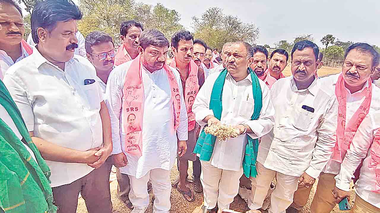 నెలన్నర దాటినా తూకం వేయరా?.. వారం రోజుల్లో పూర్తిగా కొనాల్సిందే
