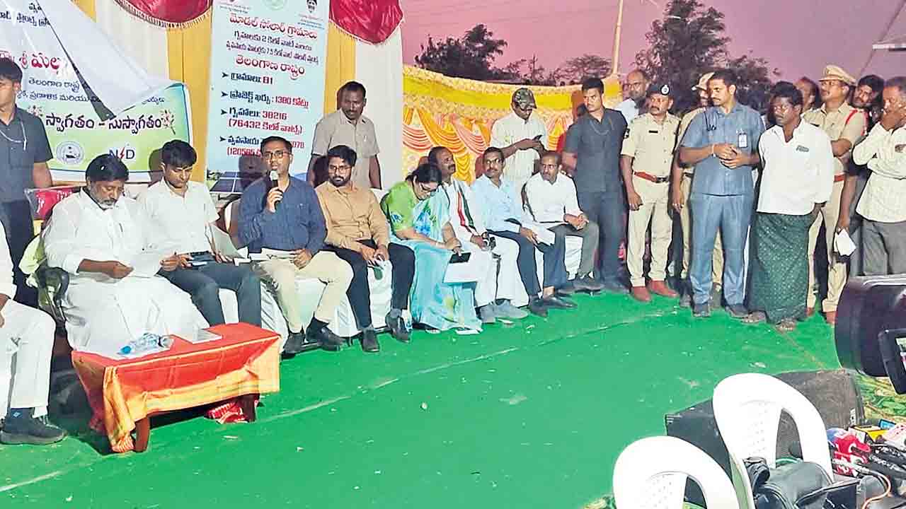 భట్టిని నిలదీసిన రైతులు.. మక్కలు తరలించేందుకు లారీలు వస్తలేవని ఆగ్రహం