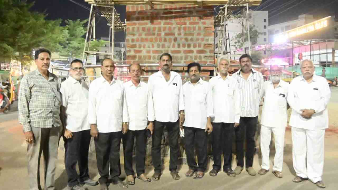 పీవీ విగ్రహ ప్రాంగణంలో ఇతర కట్టడాలను తొలగించాలి