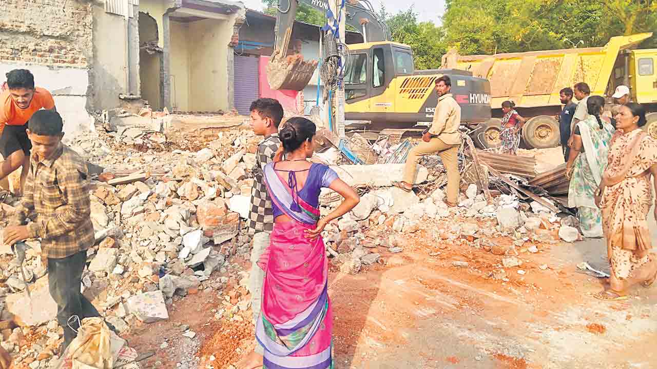 ప్రజాపాలనలో దుశ్శాసన పర్వం!.. మహిళ బాత్రూంలో ఉండగానే ఇంటిపైకి బుల్డోజర్‌
