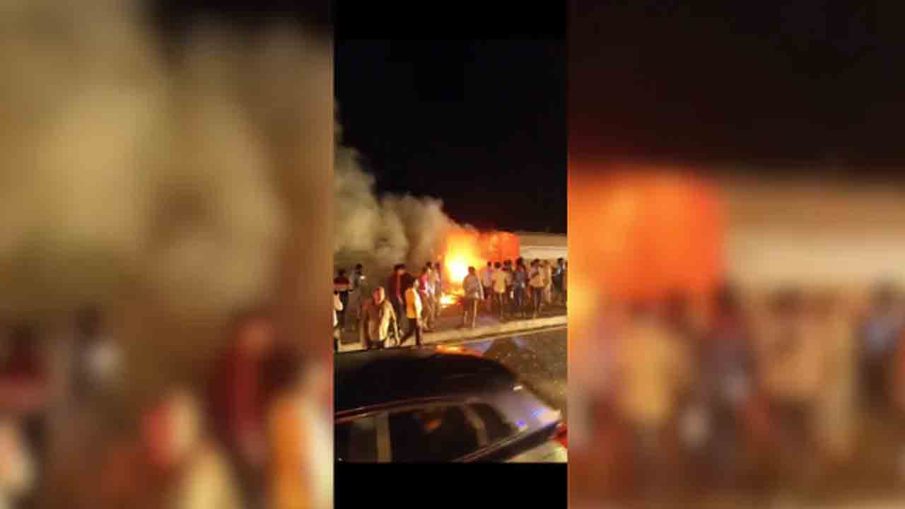 Bus Catches Fire | బస్సు, ఆయిల్‌ ట్యాంకర్‌ ఢీ.. మంటల్లో నలుగురు సజీవ దహనం, 10 మందికి గాయాలు