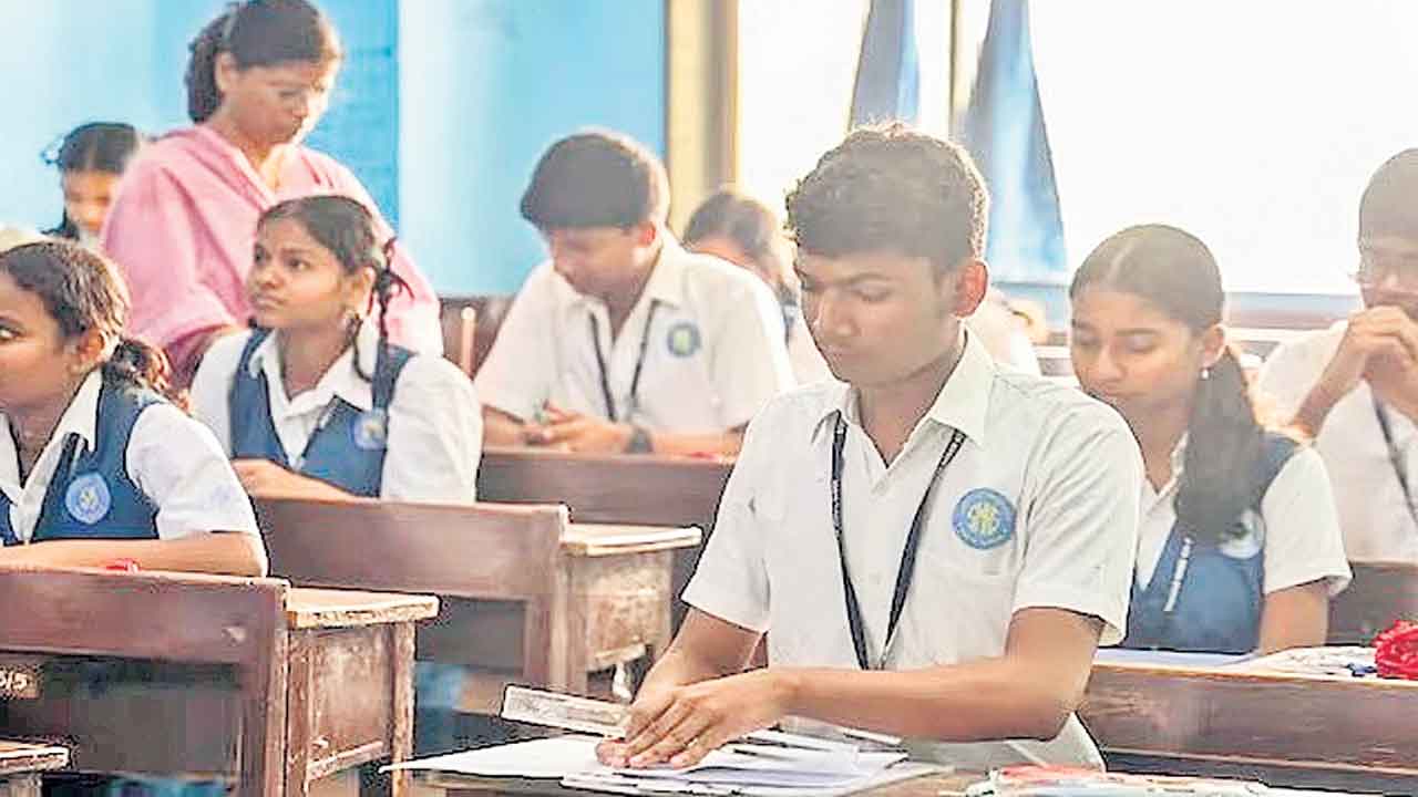 త్రిభాషా విధానం తప్పనిసరి