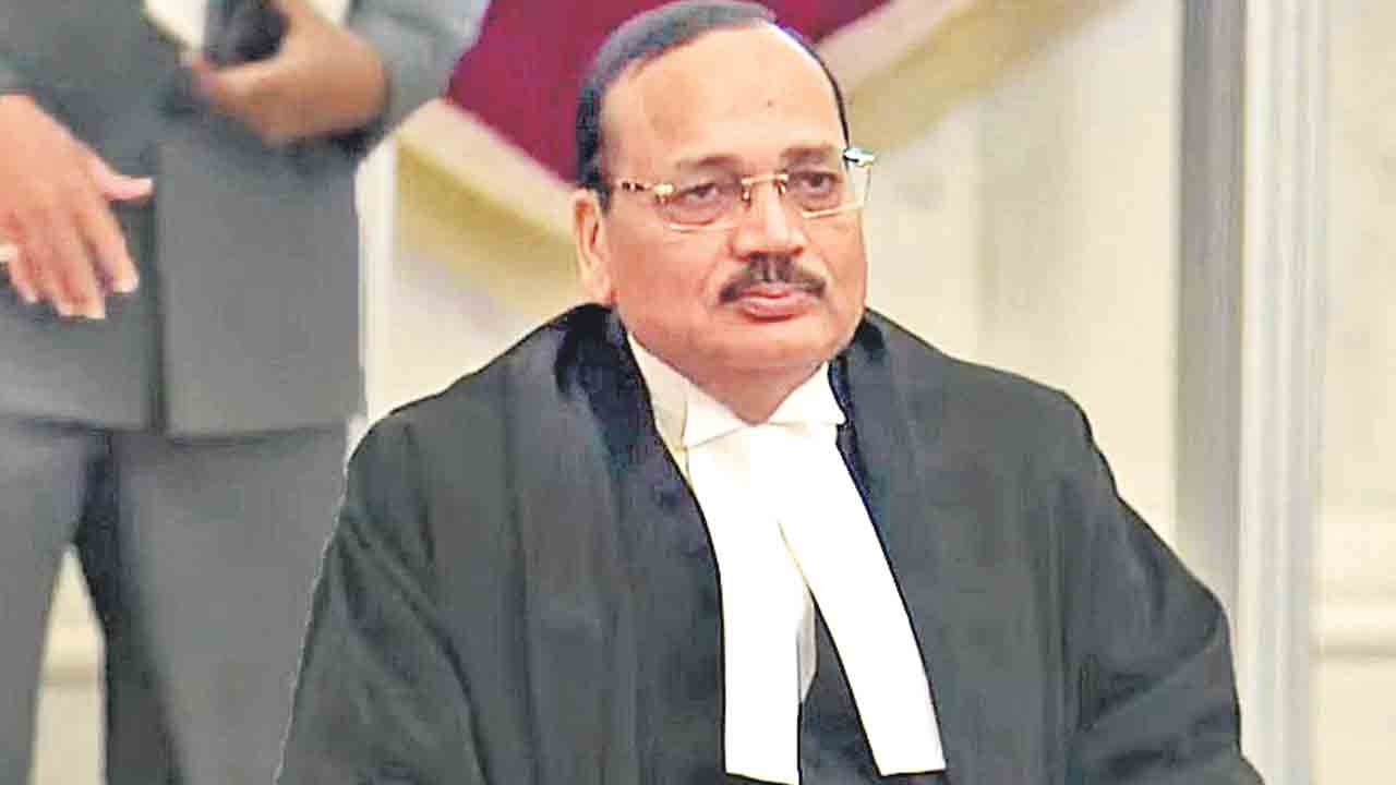 బొద్దింకల్లా నిరుద్యోగ యువకులు