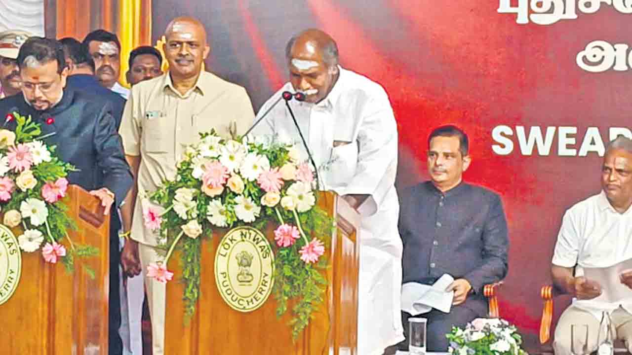 పుదుచ్చేరి సీఎంగా రంగస్వామి ప్రమాణం
