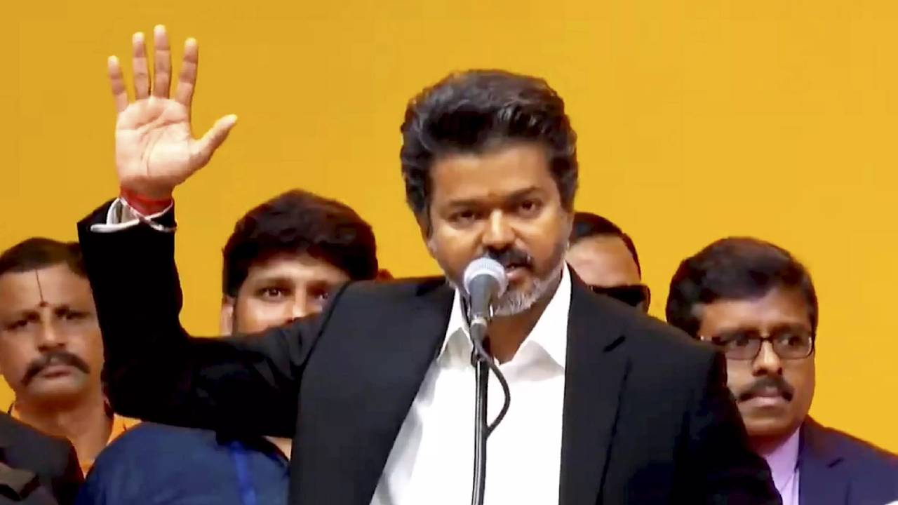 CM Vijay | ప్రజల సొమ్ము ఒక్క పైసా కూడా ముట్టుకోను.. అవినీతికి పాల్పడితే కఠిన చర్యలు: సీఎం విజయ్