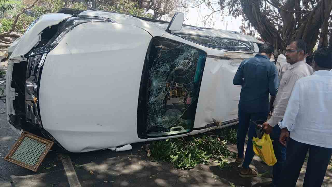 కాలిన చెట్టు విరిగిపడి కారు బోల్తా