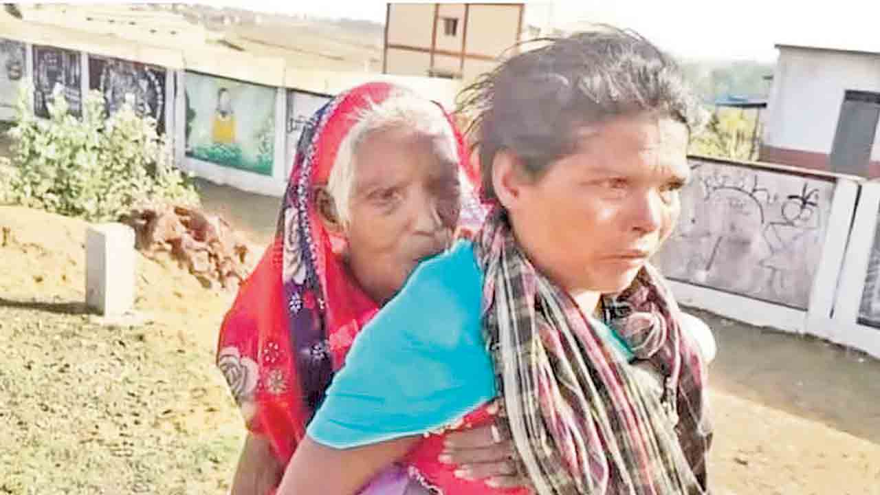 90 ఏండ్ల అత్తను ఎత్తుకొని అడవిలో 9 కి.మీ నడక.. పెన్షన్‌ కోసం గిరిజన మహిళ ప్రయాస