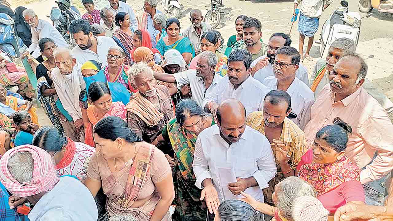 పండుటాకులపై వివక్ష ఎందుకు?.. పింఛన్‌దారులకు కనీస వసతి లేదా? : చిరుమర్తి లింగయ్య