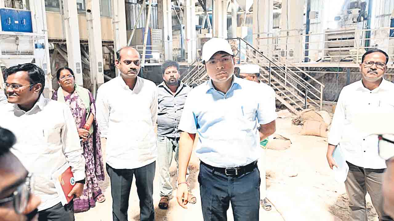 రైస్‌మిల్లుల్లో కలెక్టర్‌ ఆకస్మిక తనిఖీ