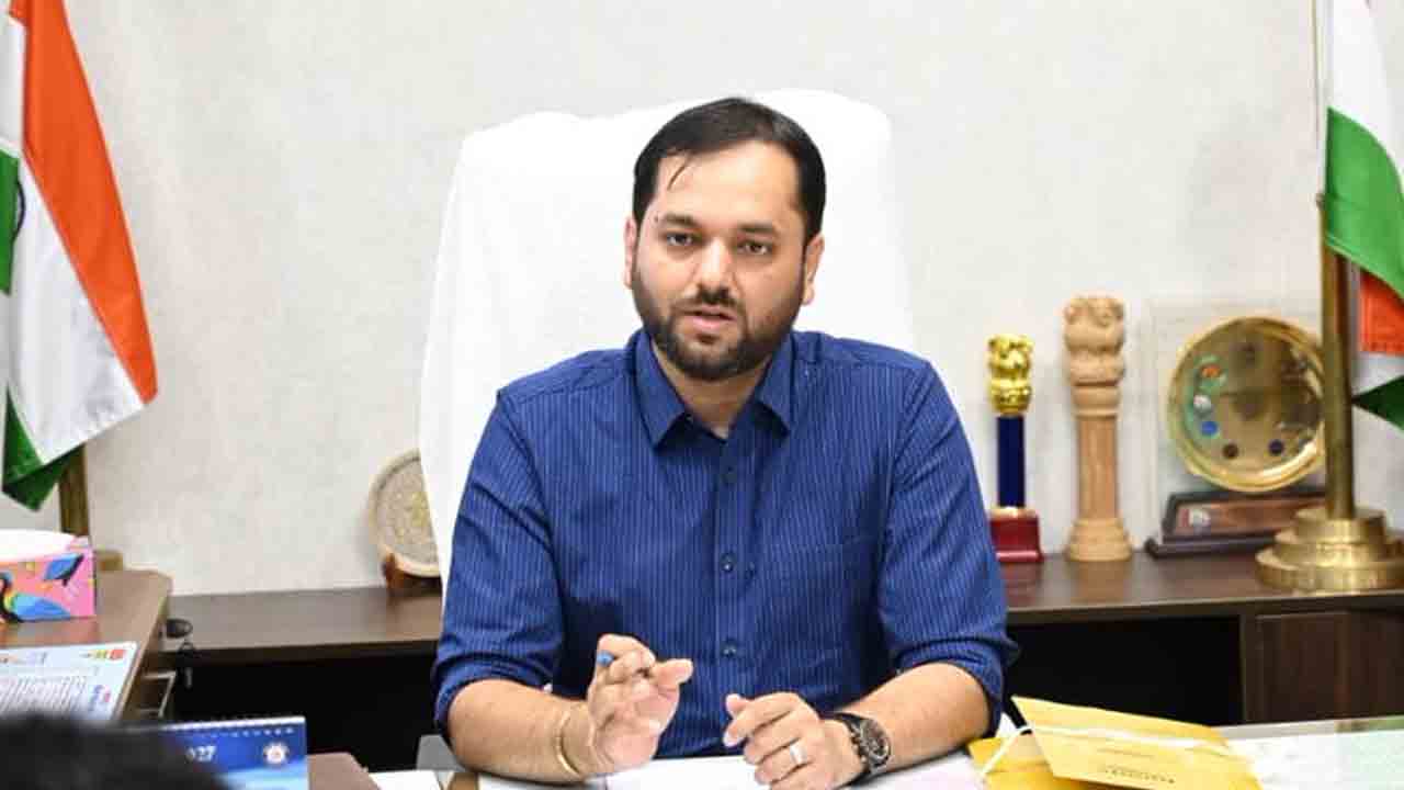 రైతులను ఇబ్బందులు పెడితే కేసులు.. వికారాబాద్‌ కలెక్టర్‌ దీపక్‌ తివారీ హెచ్చరిక