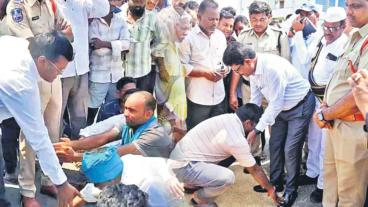 ధాన్యం కొనండి బాంచెన్‌.. పంట కొనుగోళ్లు చేపట్టాలంటూ కాళ్లపై పడి రైతుల వేడుకోలు