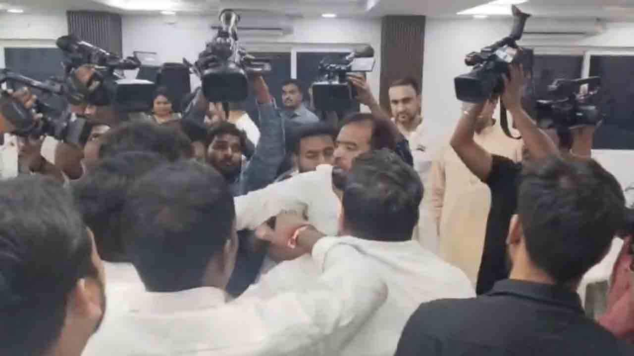 Congress Leaders | గాంధీ భవన్‌లో ఫిరోజ్‌ఖాన్‌ చెంపపై కొట్టిన ఉస్మాన్‌ హజ్రీ.. వీడియో