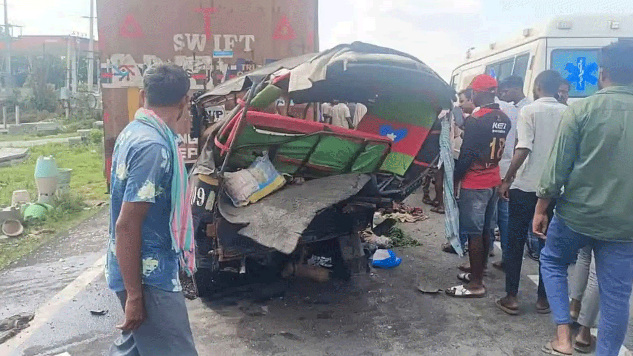 Road Accident | వేగంగా దూసుకెళ్లి కంటెయినర్‌ లారీని ఢీకొన్న ఆటో.. ఆరుగురు కూలీలు దుర్మరణం..!