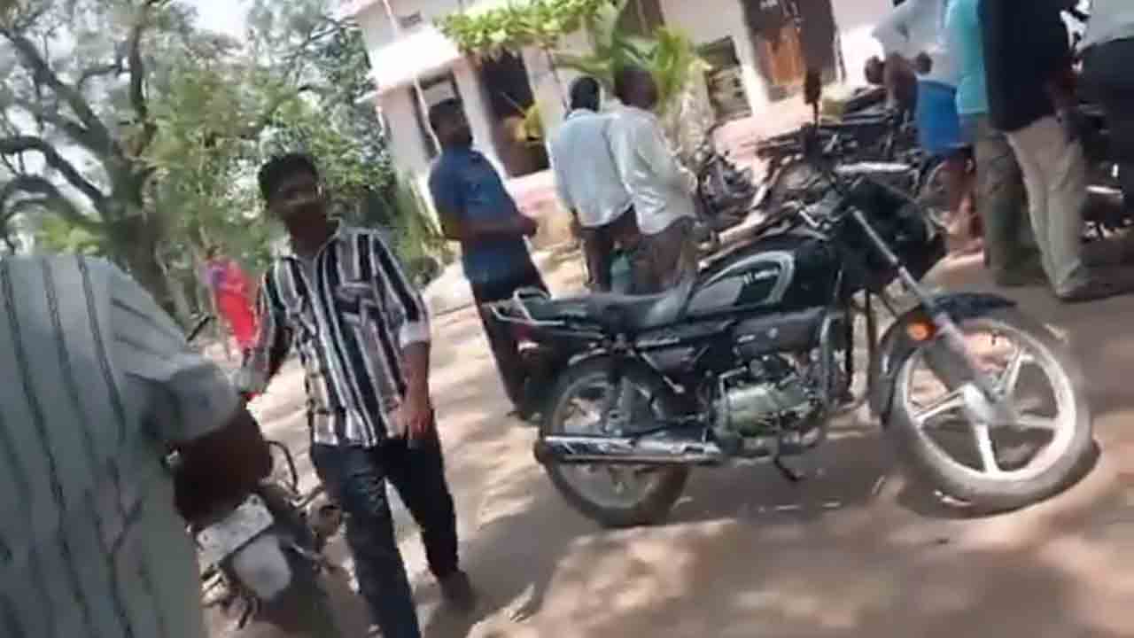Contractors | అప్పులు చేసి గ్రామపంచాయతీకి పనులు చేశామంటూ కాంట్రాక్టర్ల నిరసన.. వీడియో