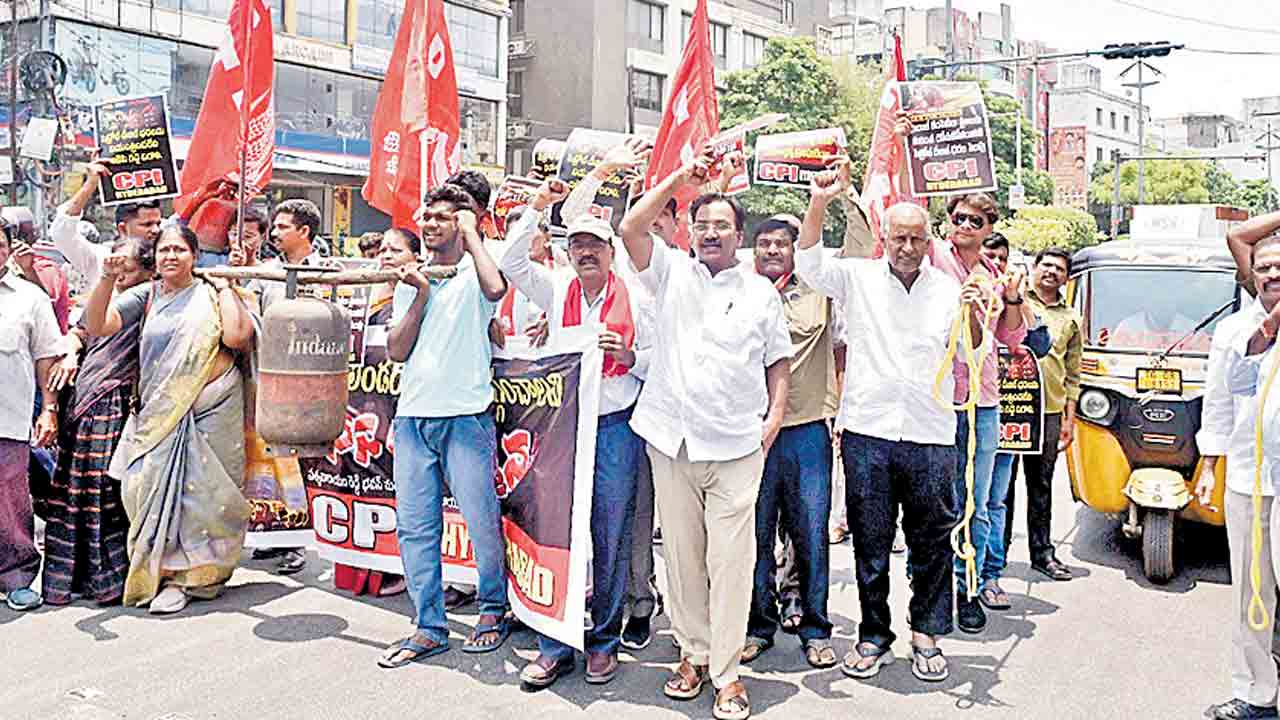 కేంద్రం అసమర్థతతోనే ‘పెట్రో’ ధరల పెంపు