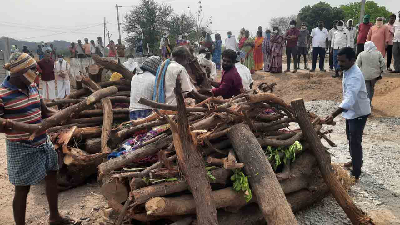 Cremations | తండ్రీకొడుకుల దహన సంస్కారాలు చేసిన రెండు గ్రామాల ప్రజలు