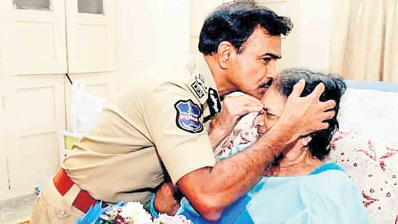 తల్లి ఆశీస్సులు అందుకున్న డీజీపీ