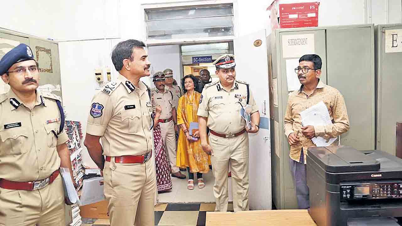 డీజీపీ ఆఫీసులో కలియదిరిగిన సీవీ ఆనంద్‌