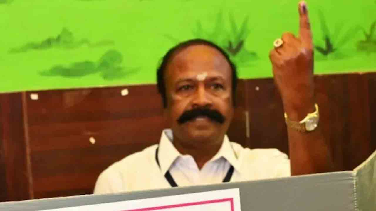 DMK ex-minister moves HC | ఒక్క ఓటుతో ఓడిన డీఎంకే మాజీ మంత్రి.. టీవీకే ఎమ్మెల్యే ప్రమాణ స్వీకారాన్ని అడ్డుకోవాలంటూ హైకోర్టులో పిటిషన్‌