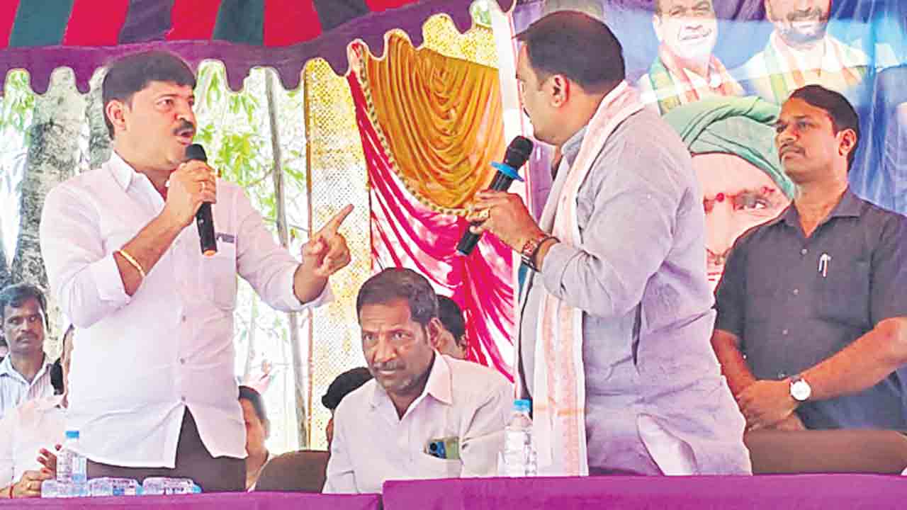 రసాభాసగా పాడి రైతుల చెక్కుల పంపిణీ