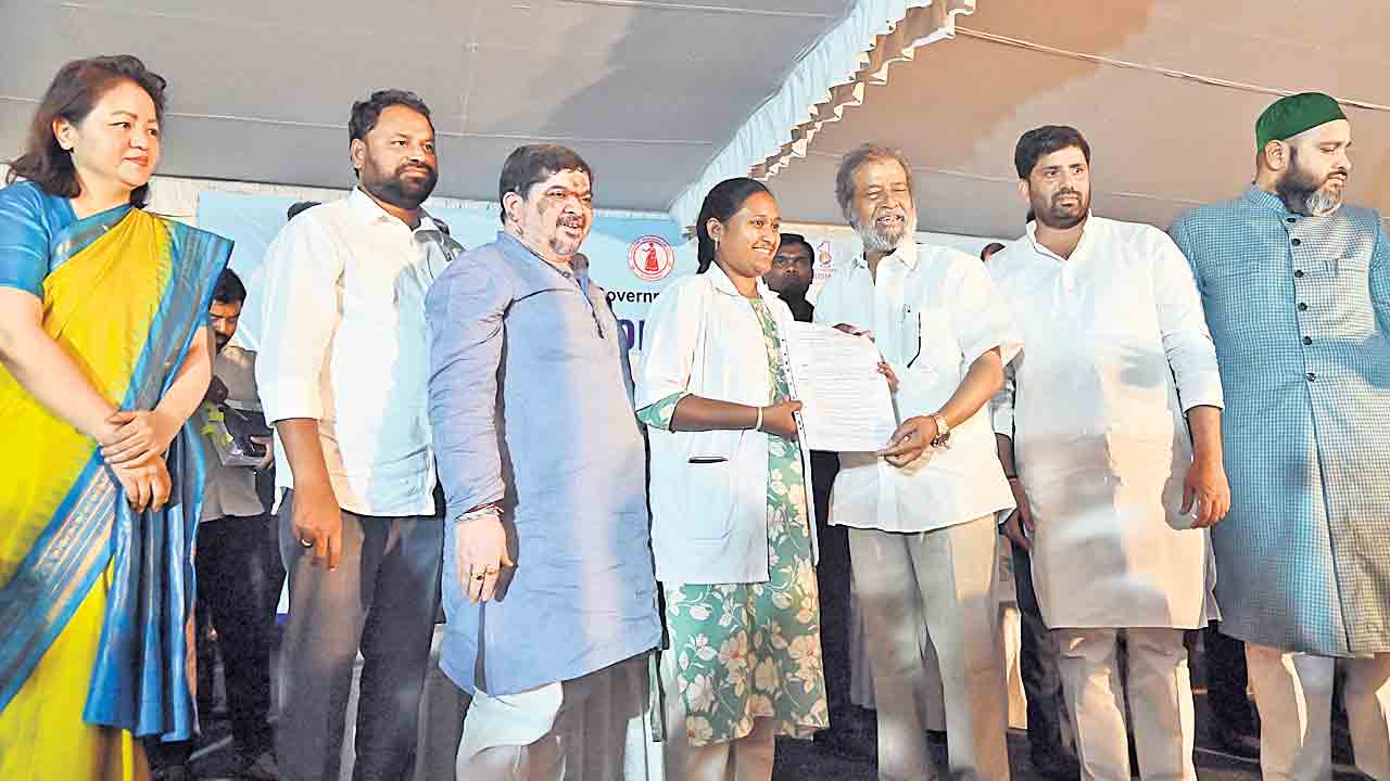 నైటింగేల్‌ సేవలను ఆదర్శంగా తీసుకోండి