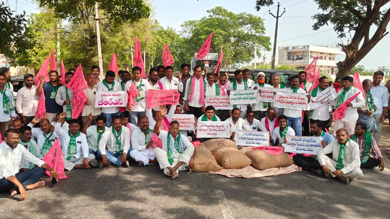 BRS Protests | పంటలను కొనుగోలు చేయాలని బీఆర్ఎస్ శ్రేణుల రాస్తారోకో