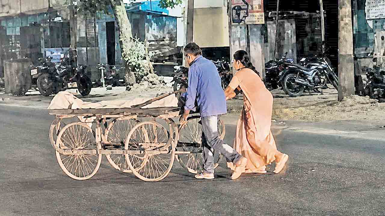తోపుడుబండిలో డెడ్‌బాడీ తరలింపు!.. కేశవపట్నంలో ఘటన