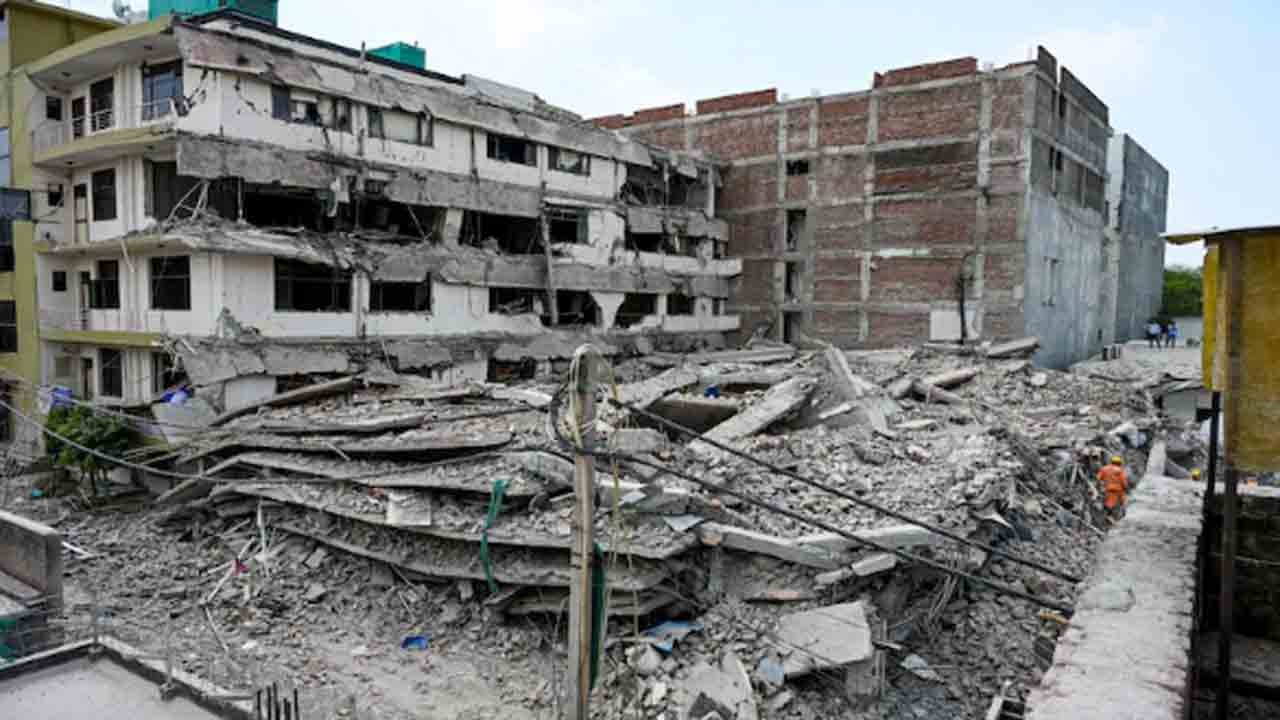 Delhi Building Collapse | బిల్డింగ్‌ కూలి నలుగురు మృతి.. 16 గంటలకుపైగా సహాయక చర్యలు